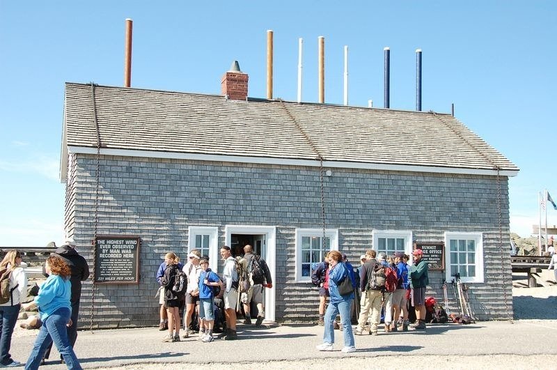 A building crowded with tourists